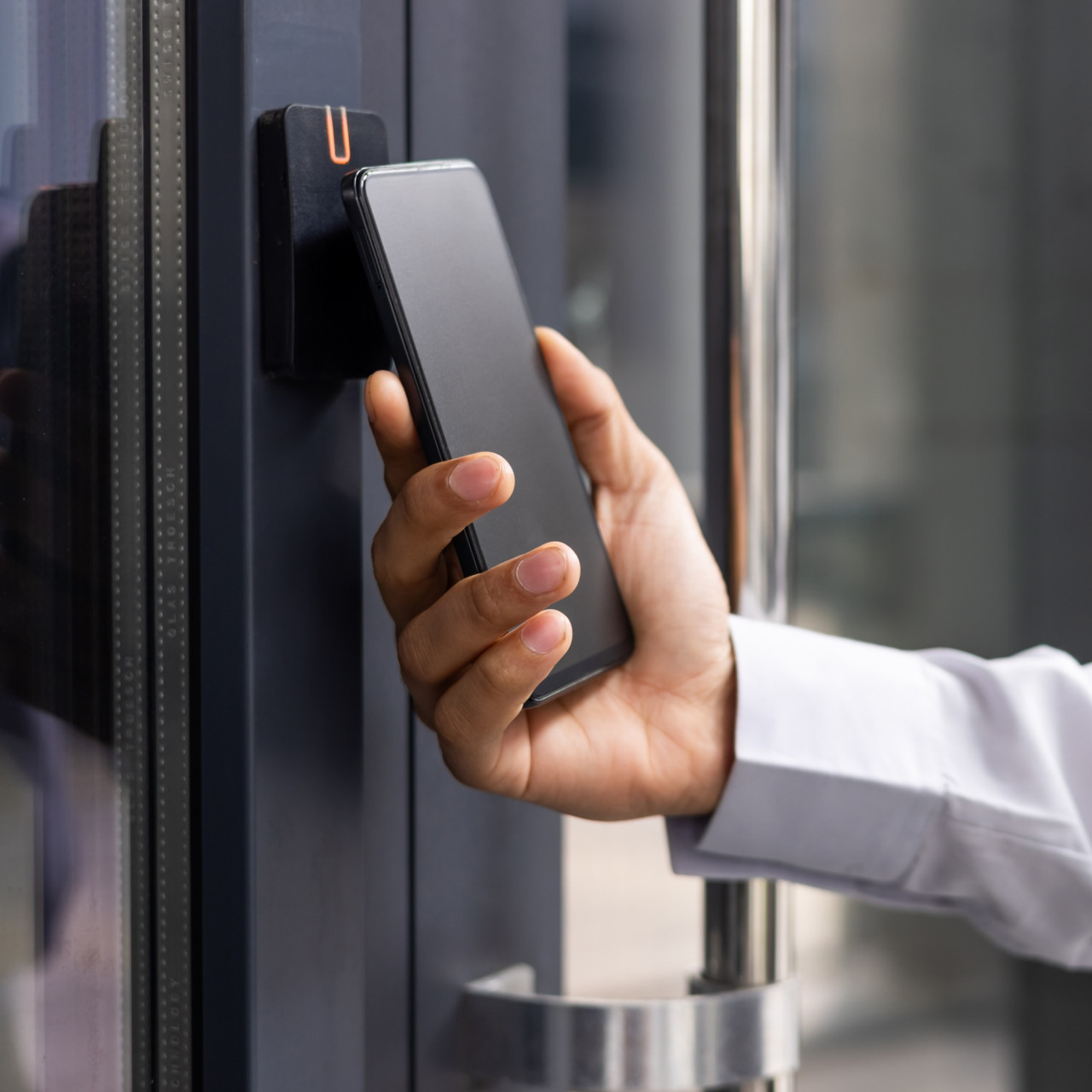 Nexus Technology Partners - Mobile Phone Access System 〈Adobe Stock〉